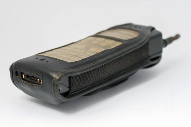 Beyaz arkaplanda eski cep telefonu.