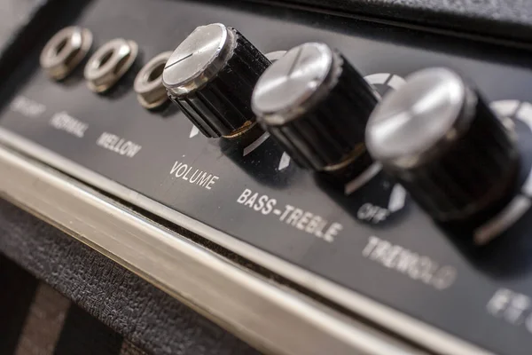 Eski bir elektro gitar amplifikatörünün yakın çekim görüntüsü.