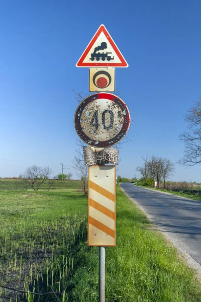 Segnali Stradali Europei Lungo Una Strada Vuota — Foto Stock