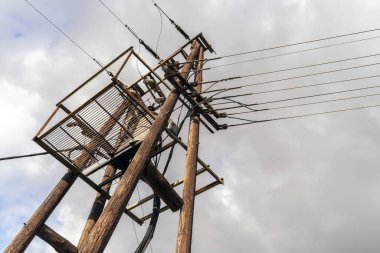 Avrupa 'da tahta bir direkte eski elektrik hatları