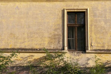 Soluk boyalı terk edilmiş eski bir ev.