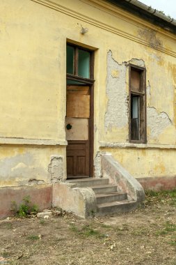 Soluk boyalı terk edilmiş eski bir ev.