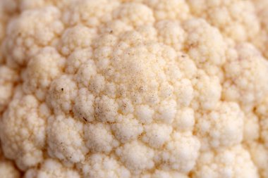 Beyaz arka planda karnabahar yakın çekim. Sağlıklı yaşam teması