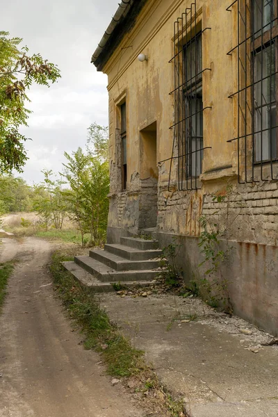 Abandonada Casa Velha Com Tinta Desbotada — Fotografia de Stock