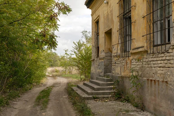 Abandonada Casa Velha Com Tinta Desbotada — Fotografia de Stock