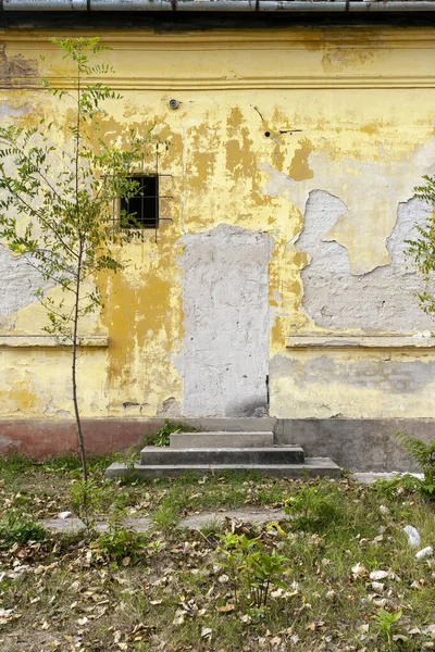 Abandonada Casa Velha Com Tinta Desbotada — Fotografia de Stock