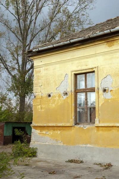Заброшенный Старый Дом Выцветшей Краской — стоковое фото