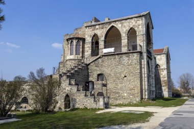 Güneşli bir bahar gününde Tata kalesinin kalıntıları..