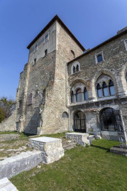 Güneşli bir bahar gününde Tata kalesinin kalıntıları..