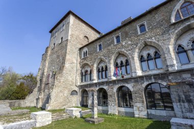 Güneşli bir bahar gününde Tata kalesinin kalıntıları..