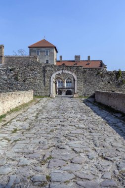 Güneşli bir bahar gününde Tata Kalesi 'nin kapısı.