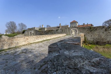 Güneşli bir bahar gününde Tata Kalesi 'nin kapısı.