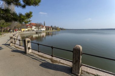 Tata 'daki eski göl Bir bahar günü.
