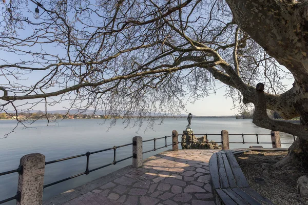 Velho Lago Tata Hungria Com Estátua São João Dia Primavera — Fotografia de Stock