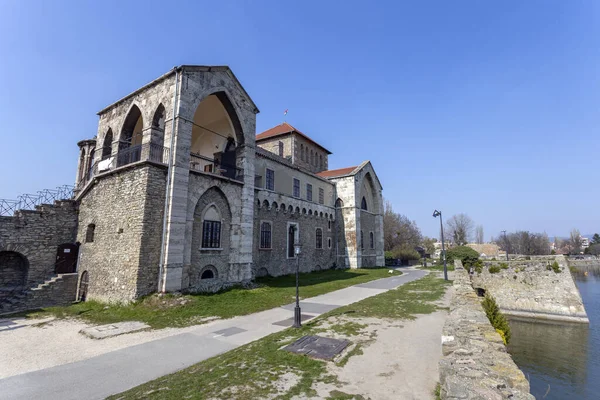 Güneşli Bir Bahar Gününde Tata Kalesinin Kalıntıları — Stok fotoğraf