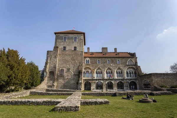 Güneşli bir bahar gününde Tata kalesinin kalıntıları..