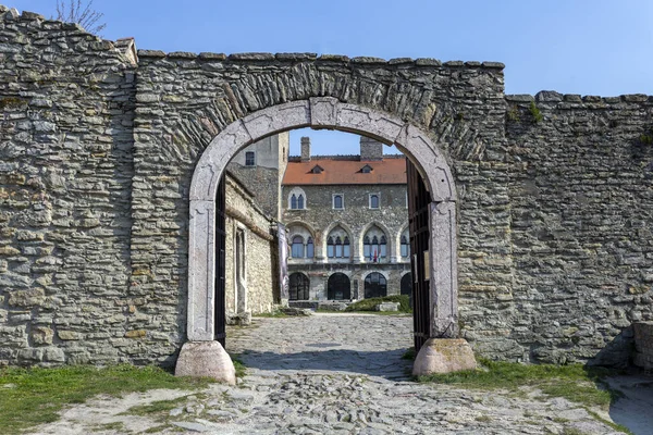 Gate Tata Castle Sunny Spring Day — Stock Photo, Image