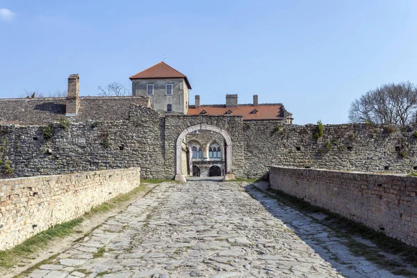 Puerta Del Castillo Tata Soleado Día Primavera — Foto de Stock