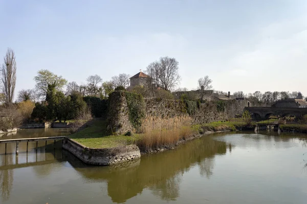 Die Überreste Der Burg Tata Einem Sonnigen Frühlingstag — Stockfoto