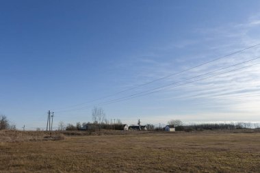 Macaristan 'ın Szabadszallas yakınlarındaki Büyük Macaristan Ovası' ndaki çiftlik evleri güneşli bir kış gününde.