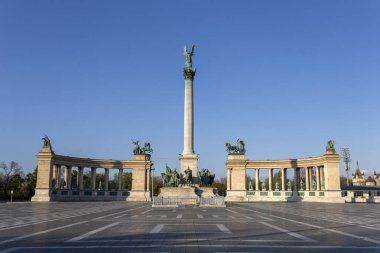 Macaristan, Budapeşte 'deki Kahramanlar Meydanı güneşli bir nisan gününde.