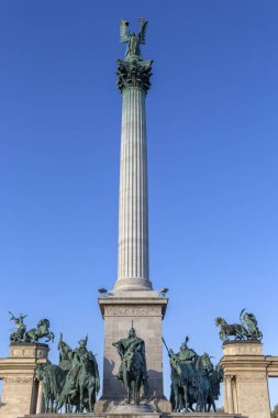 Macaristan, Budapeşte 'deki Kahramanlar Meydanı güneşli bir nisan gününde.