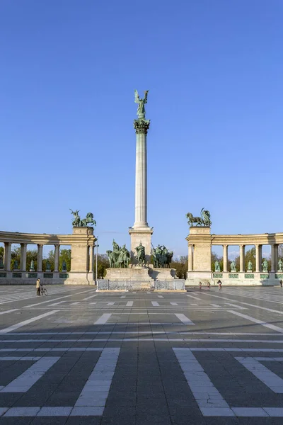 4月4日阳光灿烂的匈牙利布达佩斯英雄广场 — 图库照片