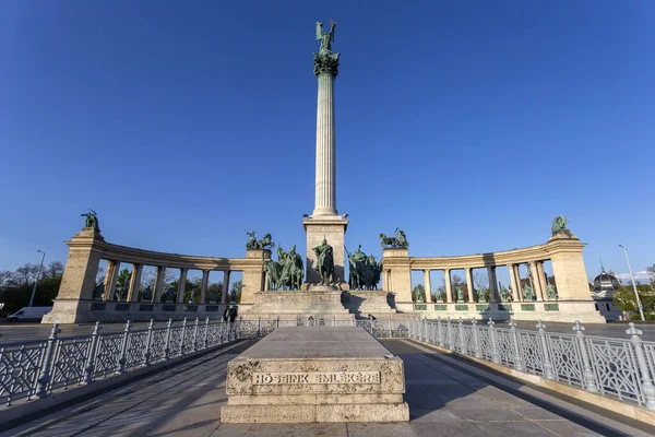 Macaristan Budapeşte Deki Kahramanlar Meydanı Güneşli Bir Nisan Gününde — Stok fotoğraf