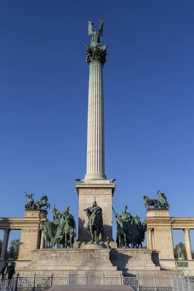Macaristan Budapeşte Deki Kahramanlar Meydanı Güneşli Bir Nisan Gününde — Stok fotoğraf