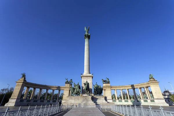 4月4日阳光灿烂的匈牙利布达佩斯英雄广场 — 图库照片