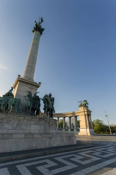 4月の晴れた日にハンガリーのブダペストにある英雄広場 — ストック写真