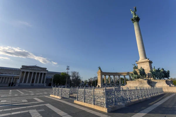 Площа Героїв Будапешті Угорщина Сонячний День — стокове фото