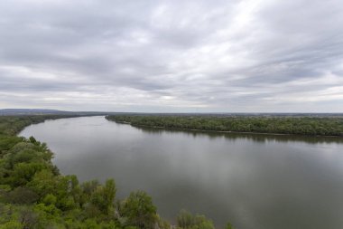 Macaristan 'ın Erd kentindeki bir uçurumdan Tuna Nehri manzarası.