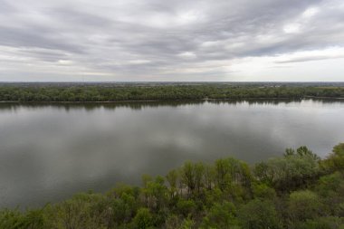 Macaristan 'ın Erd kentindeki bir uçurumdan Tuna Nehri manzarası.