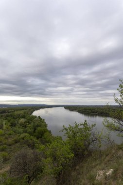 Macaristan 'ın Erd kentindeki bir uçurumdan Tuna Nehri manzarası.