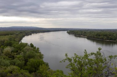 Macaristan 'ın Erd kentindeki bir uçurumdan Tuna Nehri manzarası.