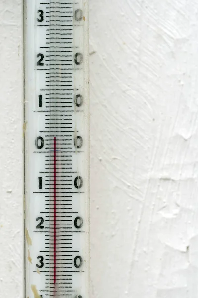 测量白底气温的温度计 — 图库照片