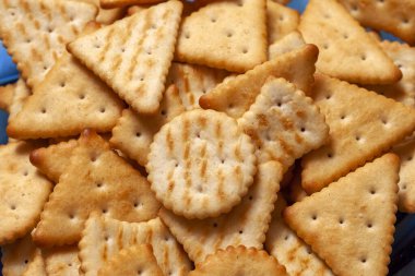 Tabaktaki tuzlu krakerleri yakından çek.