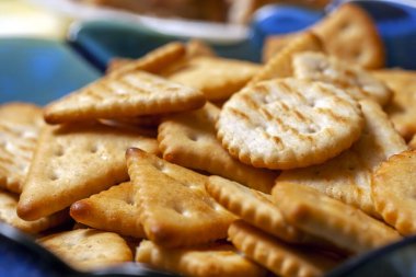 Tabaktaki tuzlu krakerleri yakından çek.