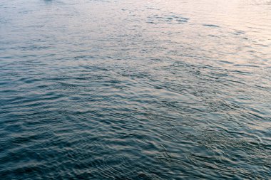 Macaristan 'ın Budapeşte şehrinde bir kış günü Tuna Nehri' nin yakın çekimleri.