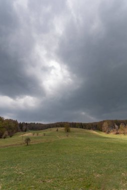 Macaristan 'ın Bankut kenti yakınlarındaki Bukk dağlarındaki bir çayırda bulutlu bir gökyüzü