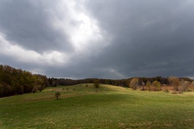 Macaristan 'ın Bankut kenti yakınlarındaki Bukk dağlarındaki bir çayırda bulutlu bir gökyüzü