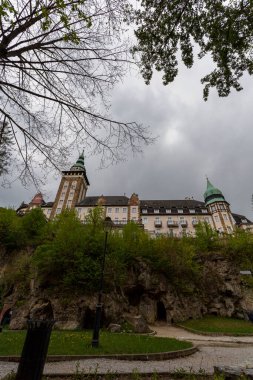 Arka planda ünlü Lilafured Sarayı ve Bukk Dağları var.
