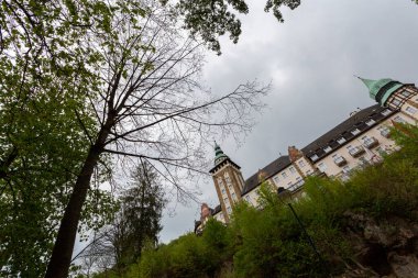 Arka planda ünlü Lilafured Sarayı ve Bukk Dağları var.