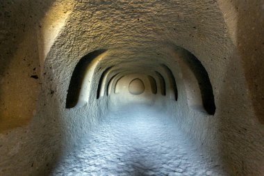 Mağara daireleri, Macaristan, Noszvaj 'daki mağara evleri. Eskiden eşsiz olan köylülerin evlerinden ve mağara dairelerinden sadece birkaçı kalmıştı..