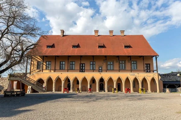 匈牙利埃格尔 2020年4月26日 一个阳光明媚的下午 埃格尔城堡与匈牙利哥特式宫殿的内院 — 图库照片