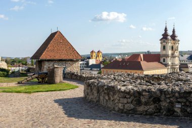 Eğer, Macaristan - 04 26 2020: Güneşli bir öğleden sonra Macaristan 'ın Eger Kalesi' nin Demirci Kulesi.