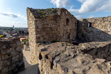 Eğer, Macaristan - 04 26 2020: Güneşli bir öğleden sonra Macaristan 'daki Eger Kalesi' nin iç mahkemesi.