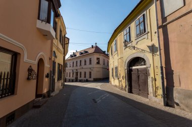 Macaristan 'ın Eger kentinde bir bahar akşamı boş bir cadde.