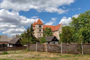Romanesk Ocsa Manastırı, Macaristan güneşli bir bahar gününde.